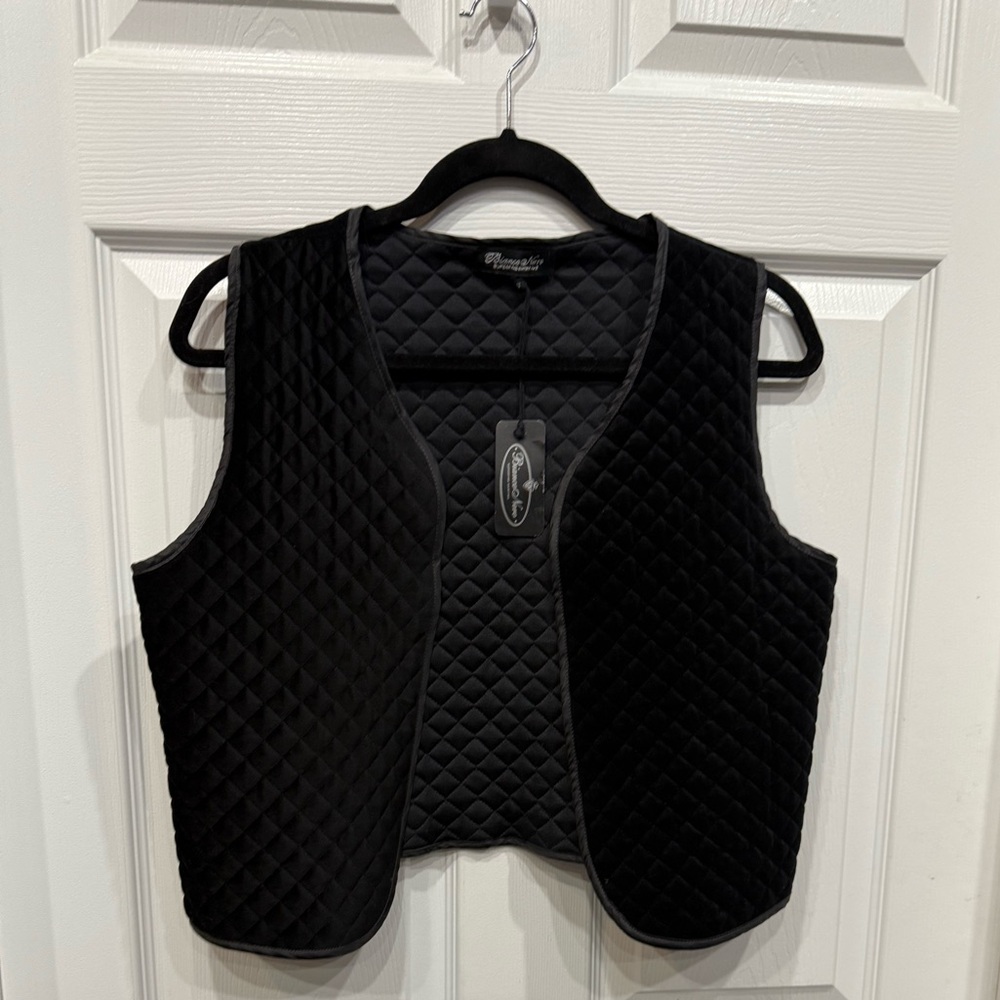 BNWT Black Quilted Vest Luxurious Velvet Design size Small